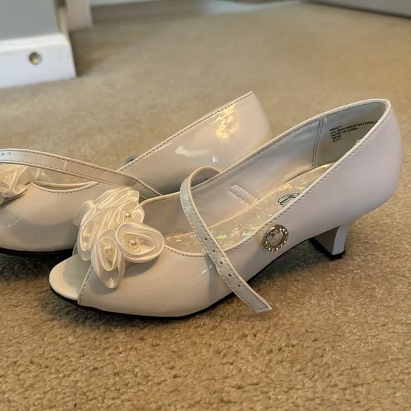 White kitten heal shoes - Picture 2 of 3